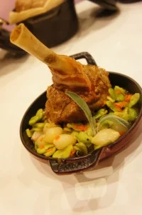 Souris d'agneau confite à la sauge et poelée de fèves