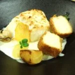 Dos de cabillaud au jus de palourdes, yuzu et cromesquis au citron