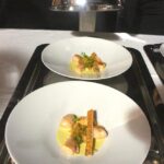 St jacques aux pommes, lait de coco et curry, son corail en espuma