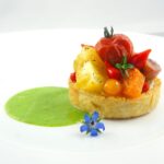 Tarte fine sablée aux graines de pavot, tapenade d’artichaut et sa farandole de tomates rôties, pesto à la roquette et au citron