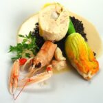 Médaillon de poulet fermier farci, fleur de courgette, mousseline et sauce langoustine